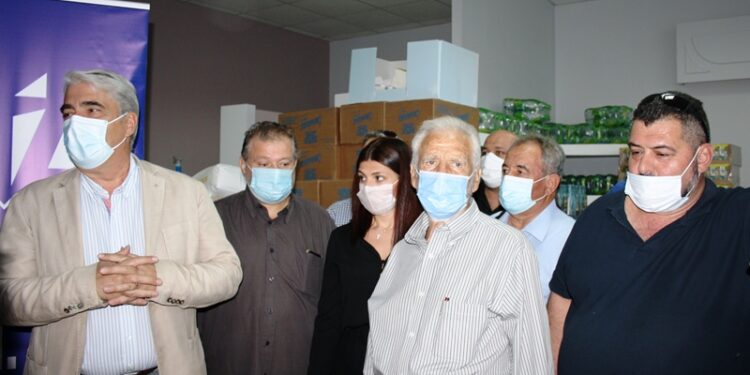 Είδη πρώτης ανάγκης για τους πλημμυροπαθείς στο Δήμο Διρφύων-Μεσσαπίων παρέδωσε ο Σίμος Κεδίκογλου