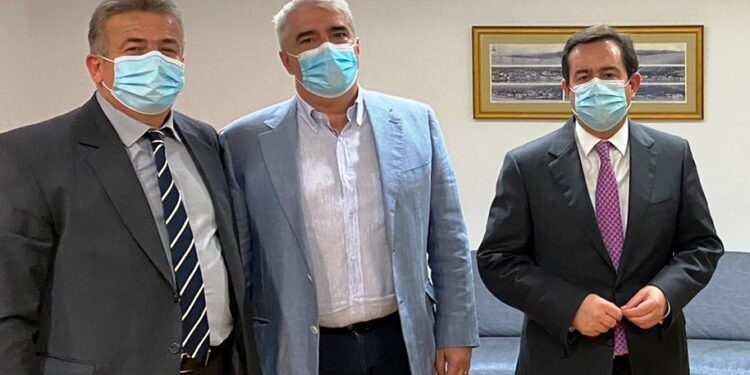 Δέσμευση του Υπουργού Μετανάστευσης για εκκένωση των ξενοδοχείων της παραλιακής ζώνης Ερέτριας από τους πρόσφυγες