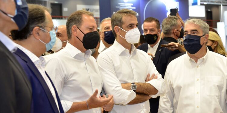 Ο Σίμος Κεδίκογλου στο περίπτερο του ΥΠΑΑΤ στην 85η ΔΕΘ. «Ο πρωτογενής τομέας αποτελεί τη βάση της οικονομικής μας πολιτικής»