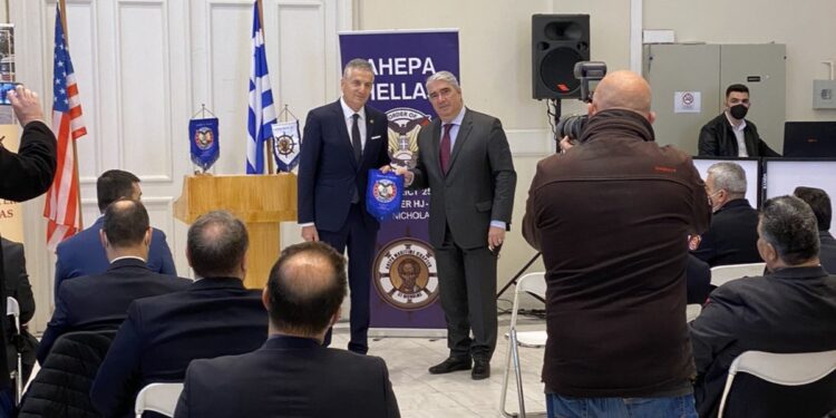 Tελετή παράδοσης δυο πυροσβεστικών οχημάτων στη Β. Εύβοια, δωρεά της ομογενειακής οργάνωσης AHEPA