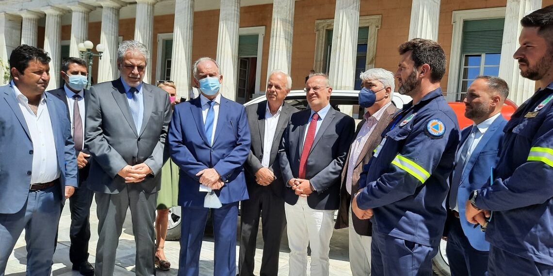 Συγκίνηση και χαρά για την παράδοση πυροσβεστικού οχήματος στη Β. Εύβοια, δωρεά της Βουλής των Ελλήνων