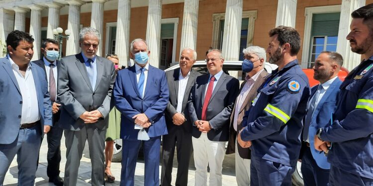 Συγκίνηση και χαρά για την παράδοση πυροσβεστικού οχήματος στη Β. Εύβοια, δωρεά της Βουλής των Ελλήνων