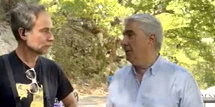 Ο  Σίμος Κεδίκογλου, βρέθηκε στα γυρίσματα γερμανικής κινηματογραφικής παραγωγής που πραγματοποιούνται στον Δήμο Κύμης-Αλιβερίου