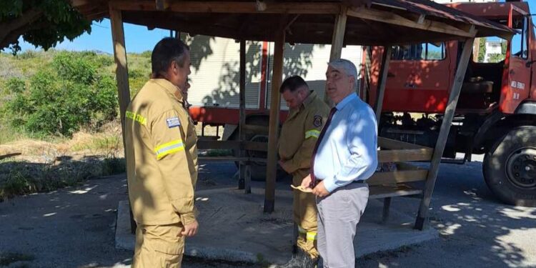 Επίσκεψη του Σίμου Κεδίκογλου στο Κλιμάκιο της Πυροσβεστικής στην Κήρινθο