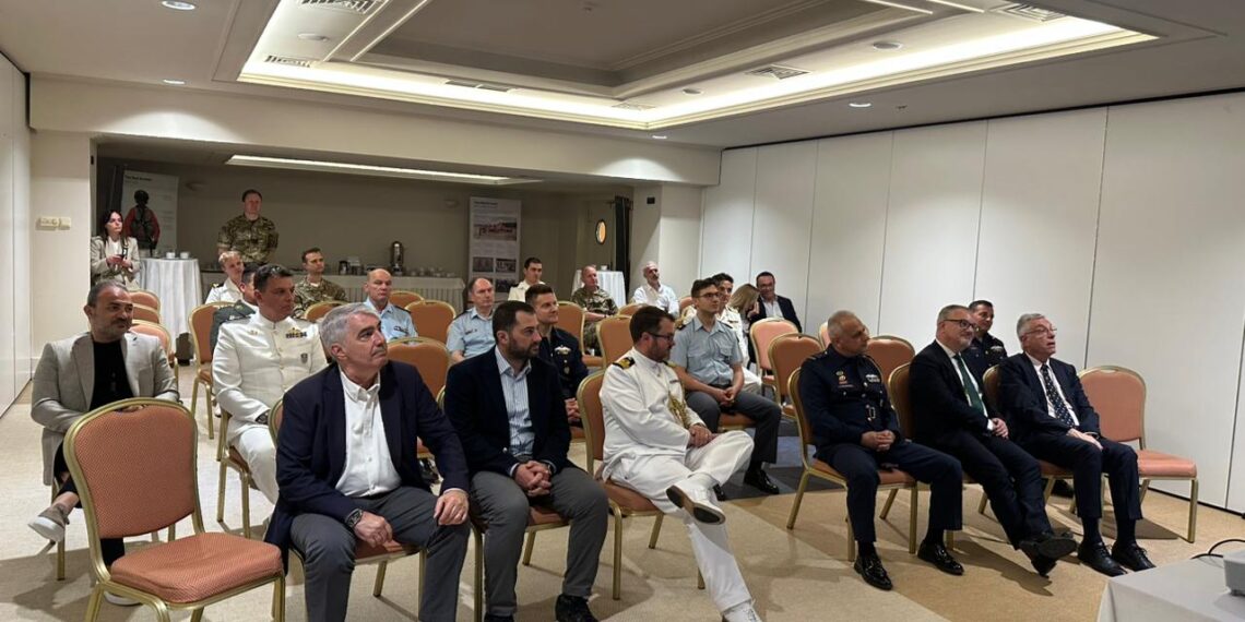 Ο Σίμος Κεδίκογλου στην αεροπορική επίδειξη των Red Arrows στην Ερέτρια.