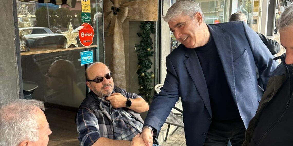 Ο Σίμος Κεδίκογλου στο εμπορικό κέντρο της Χαλκίδας – Χριστουγεννιάτικες ευχές σε πολίτες και επιχειρηματίες